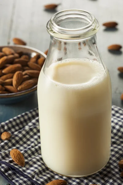 Органическое белое миндальное молоко — стоковое фото