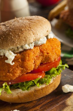 ev yapımı buffalo tavuk sandviç