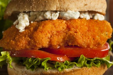 ev yapımı buffalo tavuk sandviç