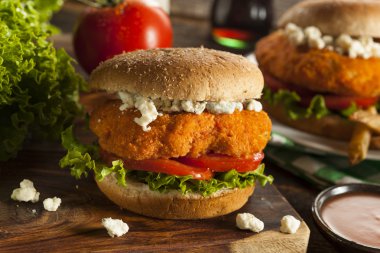 ev yapımı buffalo tavuk sandviç