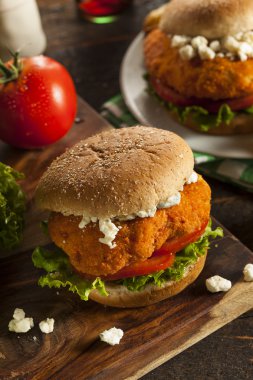 ev yapımı buffalo tavuk sandviç