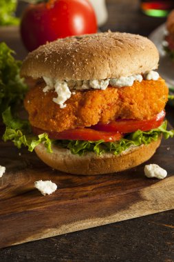 ev yapımı buffalo tavuk sandviç