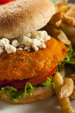ev yapımı buffalo tavuk sandviç