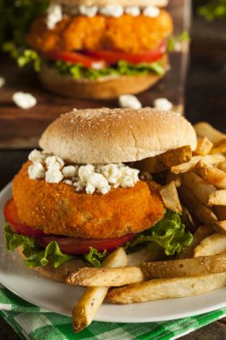 ev yapımı buffalo tavuk sandviç