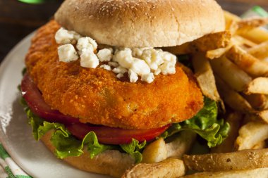 ev yapımı buffalo tavuk sandviç