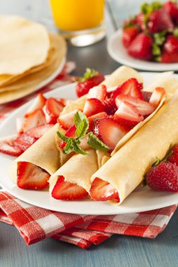 taze çilekli krep Fransız