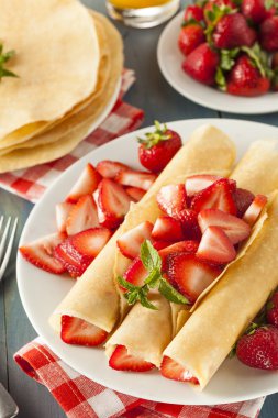 taze çilekli krep Fransız