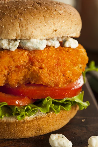 Zelfgemaakte buffalo chicken sandwich — Stockfoto