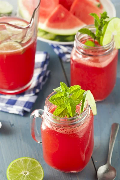Verfrissende zelfgemaakte watermeloen agua fresca — Stockfoto