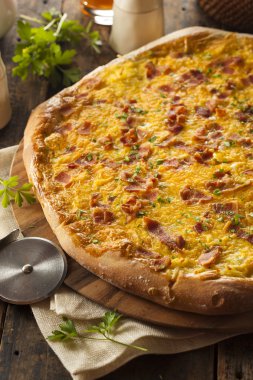 pastırma ile ev yapımı kahvaltı pizza