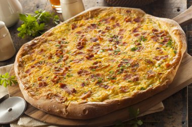 pastırma ile ev yapımı kahvaltı pizza