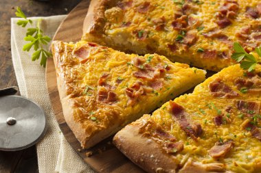 pastırma ile ev yapımı kahvaltı pizza