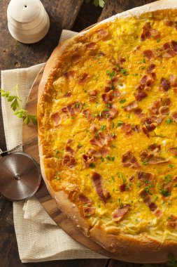 pastırma ile ev yapımı kahvaltı pizza