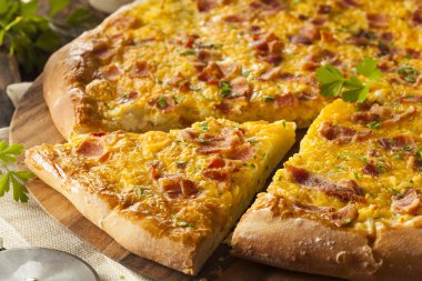 pastırma ile ev yapımı kahvaltı pizza
