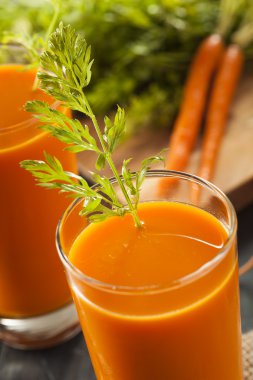 Organik çiğ havuç suyu