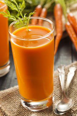 Organik çiğ havuç suyu