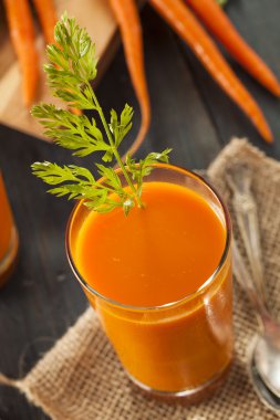 Organik çiğ havuç suyu