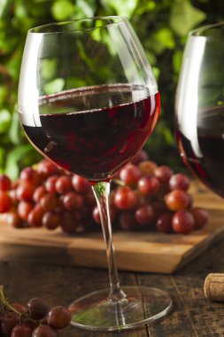Bir bardak kırmızı şarap yenileniyor