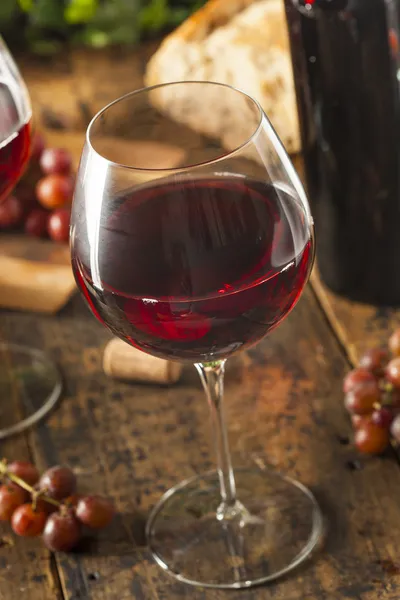 Egy pohár vörös bor frissítő — Stock Fotó
