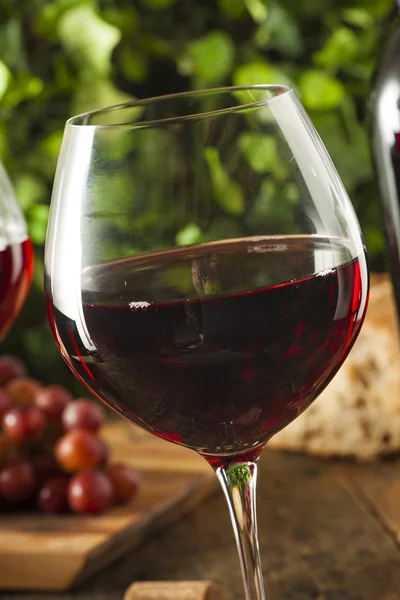 Освежая красное вино в стакане — стоковое фото