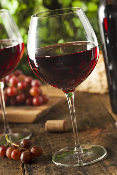 Vino rosso rinfrescante in un bicchiere — Foto Stock