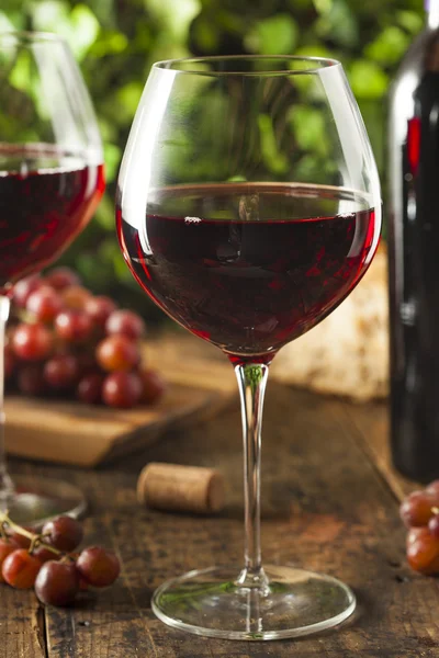 Bir bardak kırmızı şarap yenileniyor — Stok fotoğraf