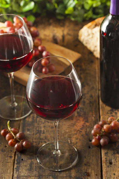 Egy pohár vörös bor frissítő — Stock Fotó