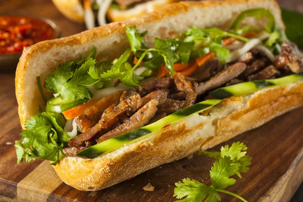 Вьетнамский сэндвич со свининой — стоковое фото