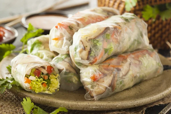 Rotoli di primavera vegetariani sani — Foto Stock