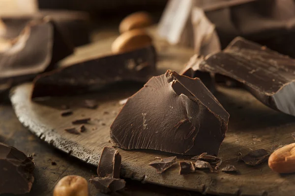 Οργανικά σκοτεινά κομμάτια σοκολάτας — Φωτογραφία Αρχείου