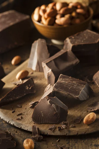 Pedaços de chocolate escuro orgânico — Fotografia de Stock