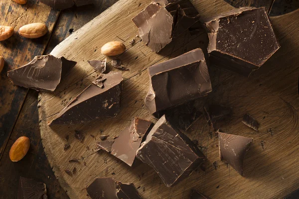 Pedaços de chocolate escuro orgânico — Fotografia de Stock