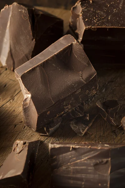 Pedaços de chocolate escuro orgânico — Fotografia de Stock