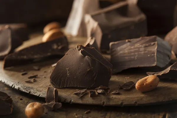 Органічні темні шоколадні шматочки — стокове фото