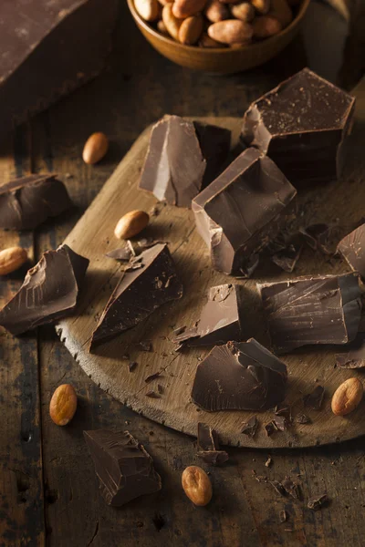 Pedaços de chocolate escuro orgânico — Fotografia de Stock