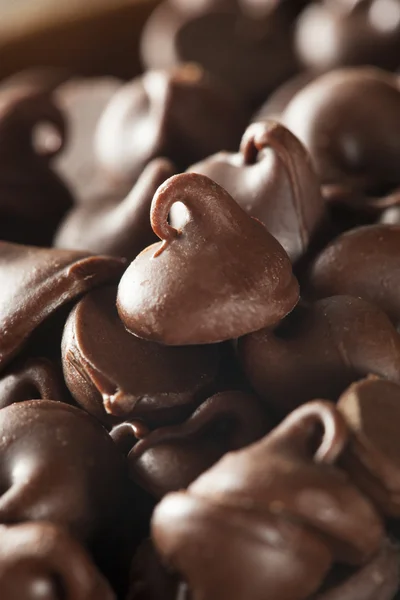 Органічні темні шоколадні чіпси — стокове фото