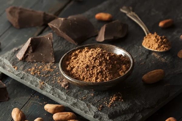 Сырой органический порошок какао — стоковое фото