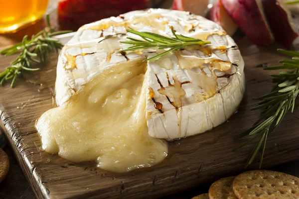 Homemade Baked Brie with Honey — Stock Photo, Image