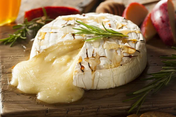 Brie al forno fatto in casa con miele — Foto Stock