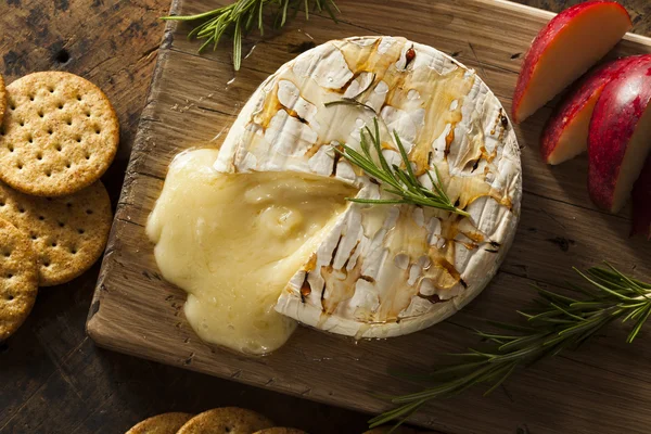 Homemade Baked Brie with Honey — Stock Photo, Image