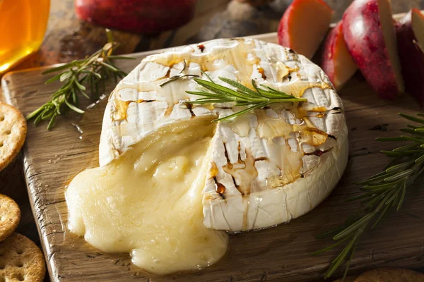 Caseiro cozido Brie com mel — Fotografia de Stock