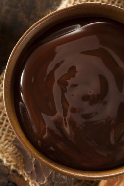 Tatlı koyu çikolata sosu