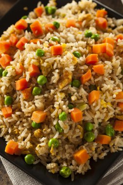 Sağlıklı ev yapımı kızarmış pirinç.