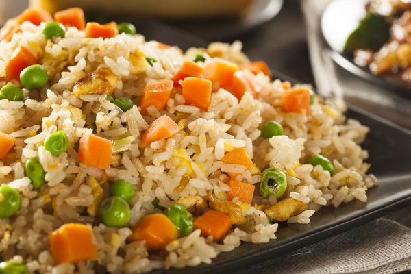 Zdrowy, domowej roboty smażony ryż — Zdjęcie stockowe