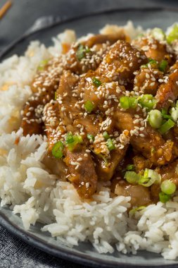 Ev yapımı Asya sarımsaklı zencefilli domuz eti, pilav ve susamlı.
