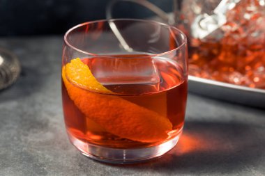 Vermut ve portakallı alkolsüz Gin Negroni.
