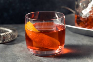 Vermut ve portakallı alkolsüz Gin Negroni.