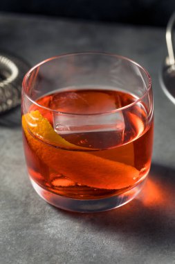 Vermut ve portakallı alkolsüz Gin Negroni.