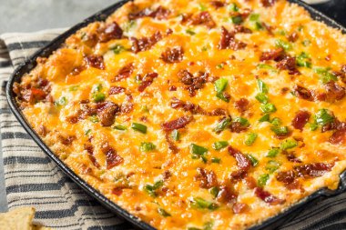 Ev yapımı Baharatlı Jalapeno Soslu Pastırma ve Cips.