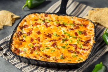 Ev yapımı Baharatlı Jalapeno Soslu Pastırma ve Cips.